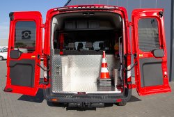  Ford TransitGeräteraum mit Riffelblech bis zur Fensterbrüstung verkleidet, Regalbrett für Staukisten (130)
